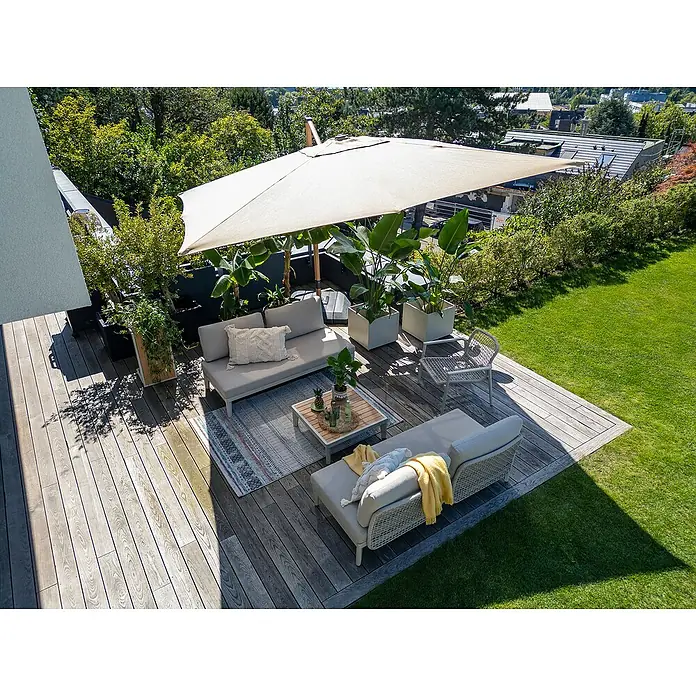 Sunfun Parasol de jardín Capri - Crudo, 300 x 350 cm, Aluminio - Acogedora terraza con muebles de jardín claros, sombrilla y plantas exuberantes. El área exterior está amueblada con estilo, ideal para relajarse.