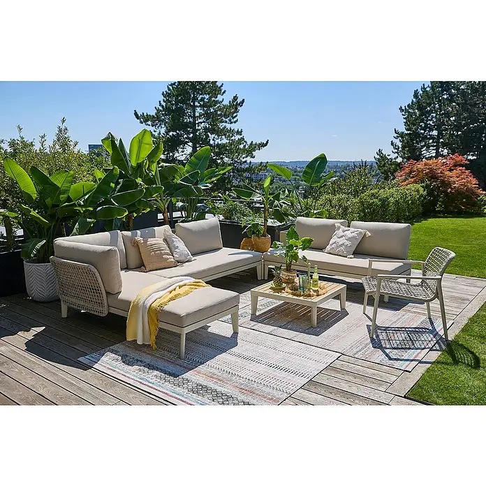 Sunfun Loungemöbel-Set Solo Rope VII - 5 -tlg., Aluminium/Polyrattan/Olefin, Light-Greige - Einladende Outdoor-Lounge mit bequemen Polstermöbeln und stilvollem Gartentisch auf einer Holzterrasse, umgeben von üppigem Grün.