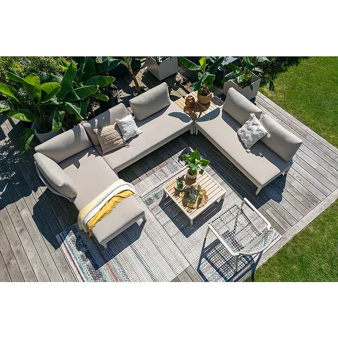 Sunfun Loungemöbel-Set Solo Rope VII - 6 -tlg., Aluminium/Polyrattan/Olefin, Light-Greige - Luftaufnahme einer Outdoor-Lounge-Garnitur mit beigen Polstern, einem Couchtisch und Pflanzen auf einer Holzterrasse neben einem Rasen.