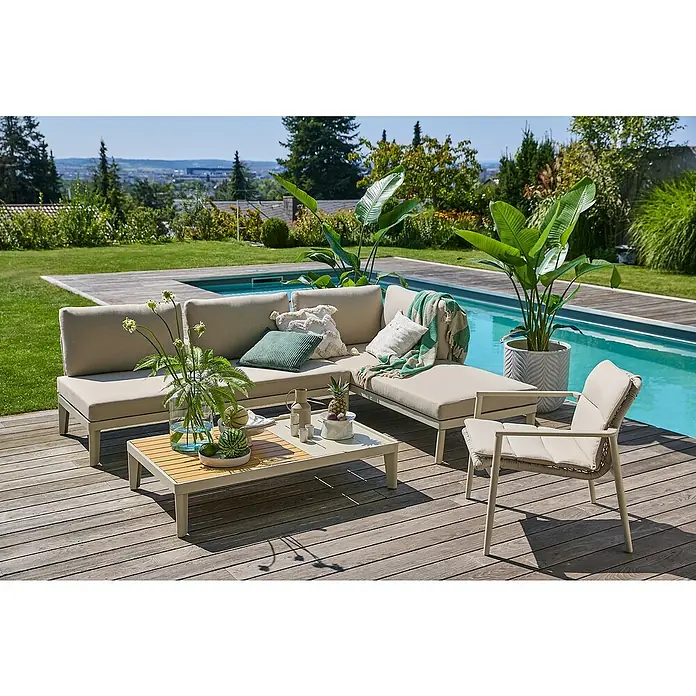 Sunfun Loungemöbel-Set Solo Rope XIX - 5 -tlg., Aluminium/Polyrattan/Olefin, Light-Greige - Eine stilvolle Lounge-Ecke mit bequemen Outdoor-Möbeln und einem Couchtisch auf einer Holzterrasse neben einem Pool.