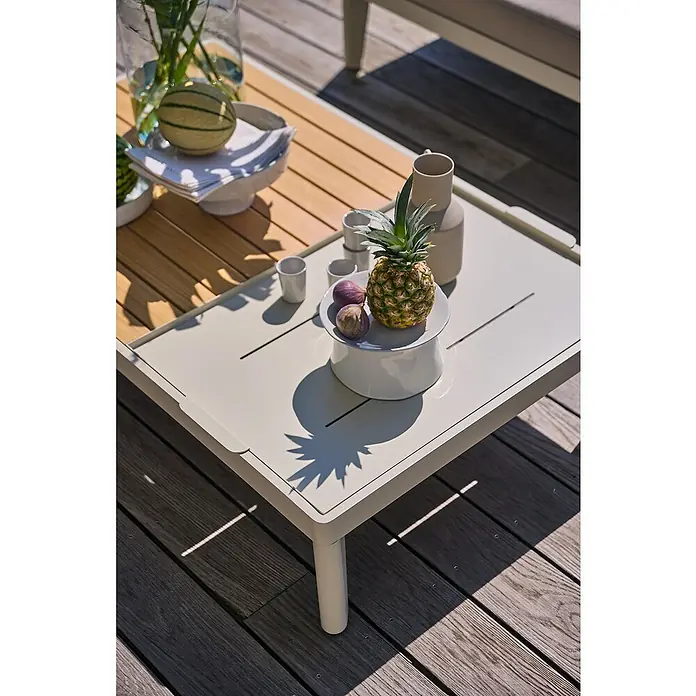 Sunfun Solo Garten-Couchtisch - L x B x H: 120 x 72 x 26 cm, Aluminium, abnehmbares Tablett, Light-Greige - Nahaufnahme eines modernen Gartentisches mit Obstschale, Karaffe und Getränkegefäßen.