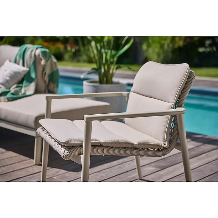 Sunfun Solo Rope Gartenmöbel-Auflage - Light-Greige, Passend für: Sunfun Solo Loungesessel - Nahaufnahme eines eleganten Gartenstuhls mit cremefarbenen Polstern, der Komfort und Stil im Außenbereich vereint. Perfekt für entspannte Stunden.