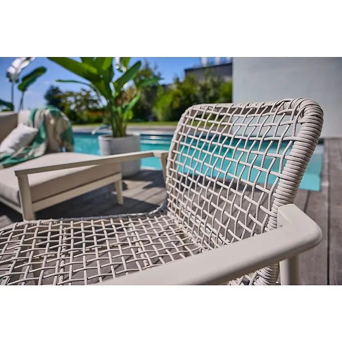 Sunfun Solo Rope Loungesessel - B x T x H: 69,5 x 74 x 72 cm, Aluminium, Kunststoff, Light-Greige - Nahaufnahme eines stilvollen Rattansessels im Freien, ideal für entspannte Stunden am Pool. Bequeme und moderne Gartenausstattung.