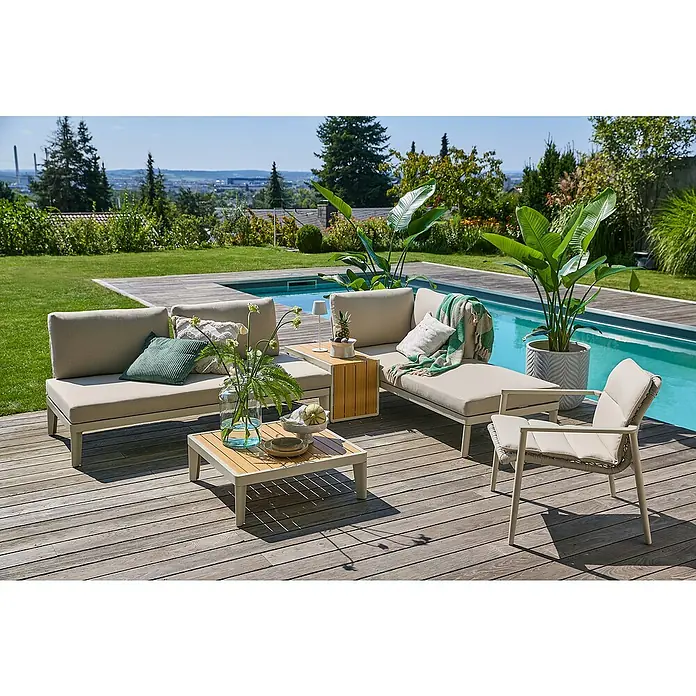 Sunfun Loungemöbel-Set Solo Rope - 6 -tlg., Aluminium/Polyrattan/Olefin, Light-Greige - Gartenset mit Sofas, Stuhl und Tisch auf einer Holzterrasse neben einem Pool. Das Set bietet komfortable Sitzgelegenheiten im Freien.