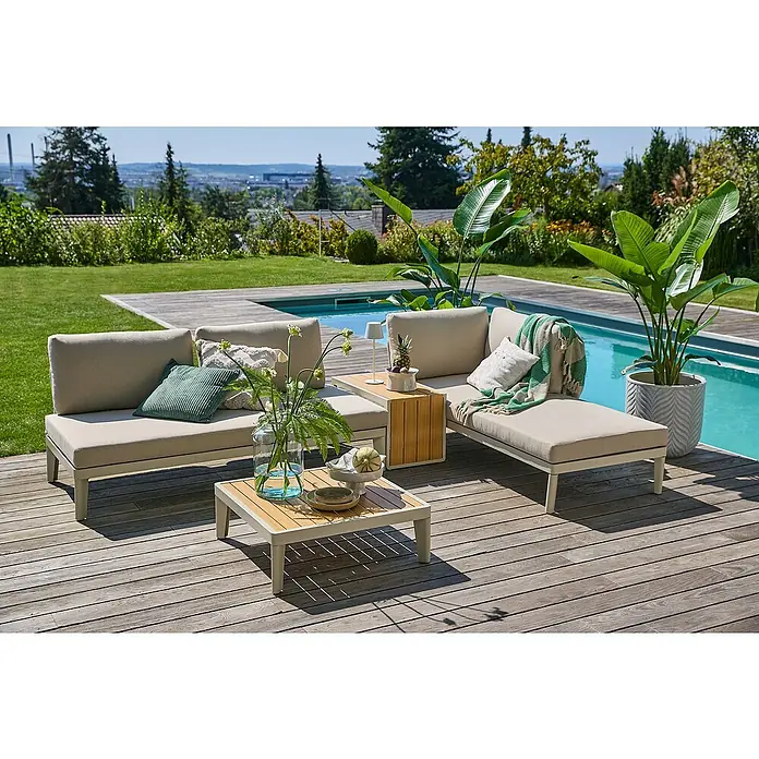 Sunfun Loungemöbel-Set Solo Rope III - 4 -tlg., Aluminium/Polyrattan/Olefin, Light-Greige - Elegante Gartenmöbel-Sets neben dem Pool auf der Holzterrasse. Die hellen Möbel sind mit beigen Polstern und Zierkissen versehen.