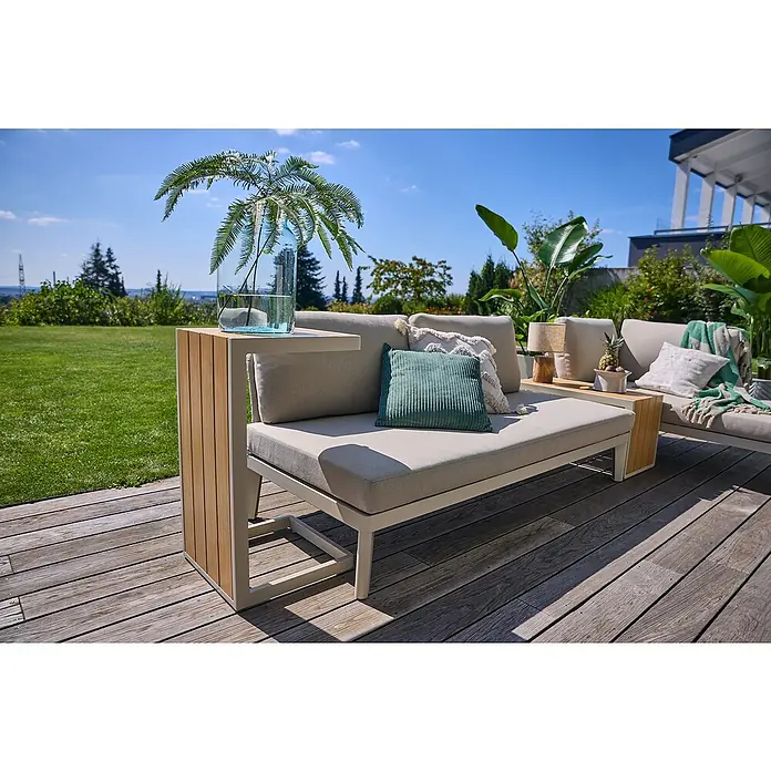 Sunfun Solo Mesa auxiliar de jardín - L x An x Al: 73 x 38,5 x 41 cm, Aluminio, Beige - Acogedora sala de estar en el jardín con mesa auxiliar y decoraciones en una terraza de madera, ideal para relajarse al aire libre.
