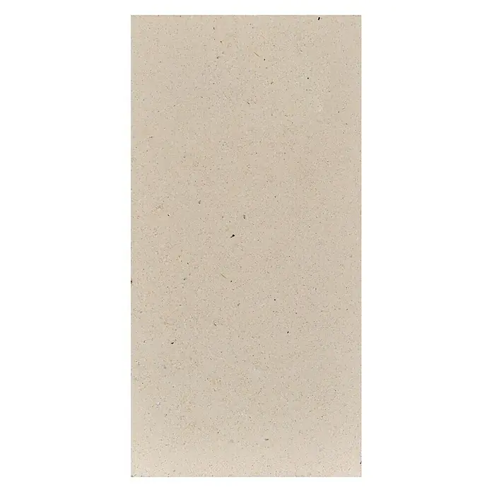 Firefix Schamottsteinplatte - 25 x 12,4 x 3,2 cm, Temperaturbeständigkeit: 1.200 °C - Nahaufnahme einer rechteckigen, beigen Feinsteinzeugfliese mit subtiler Textur, ideal für moderne Innenräume.