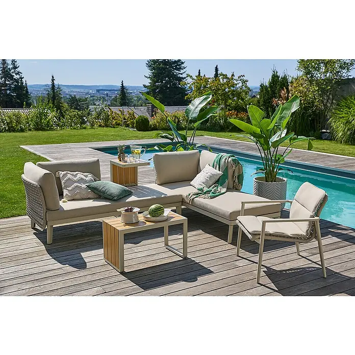 Sunfun Loungemöbel-Set Solo Rope XVIII - 6 -tlg., Aluminium/Polyrattan/Olefin, Light-Greige - Luxuriöse Outdoor-Lounge-Gruppe mit Sofa, Sessel und Beistelltischen auf einer Holzterrasse neben einem Pool.