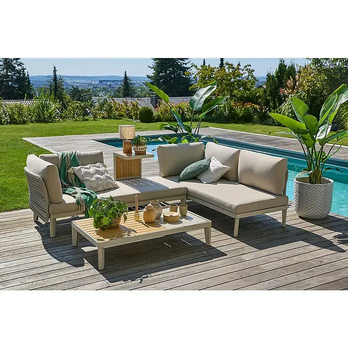 Sunfun Solo Rope Lounge-Element - Aluminium, Light-Greige - Einladende Gartengarnitur mit bequemen Kissen und einem stilvollen Couchtisch auf einer Holzterrasse, ideal für entspannte Stunden im Freien.