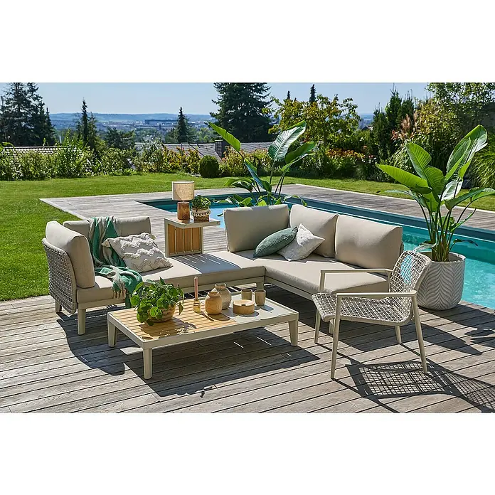 Sunfun Loungemöbel-Set Solo Rope VI - 6 -tlg., Aluminium/Polyrattan/Olefin, Light-Greige - Gartenmöbel-Set mit Sofa, Sessel und Tisch auf einer Holzterrasse neben einem Pool mit üppigem Grün.