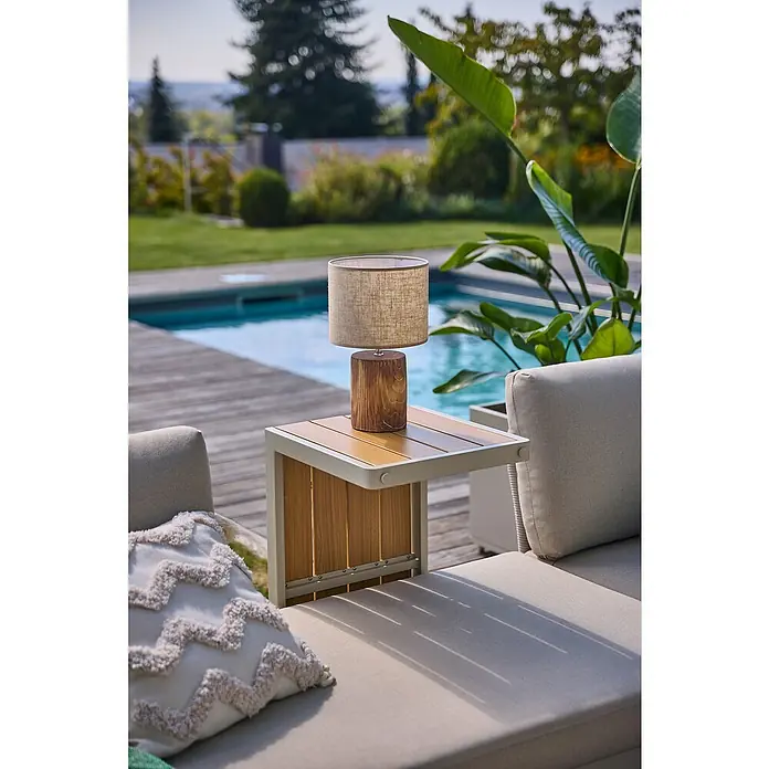 Sunfun Solo Conjunto de muebles chaise lounge + mesa + mesa auxiliar - 4 pzs., Gris claro - Escena ambiental con una elegante lámpara de mesa de madera con pantalla de tela, colocada sobre una mesa auxiliar exterior, junto a un cómodo salón.