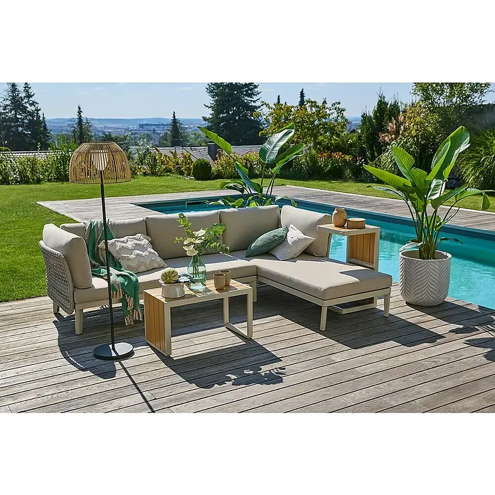 Sunfun Loungemöbel-Set Solo Rope XIV - 5 -tlg., Aluminium/Polyrattan/Olefin, Light-Greige - Einladender Außenbereich mit bequemer Lounge-Garnitur, einem stilvollen Lampenschirm und üppiger Bepflanzung neben einem erfrischenden Pool.