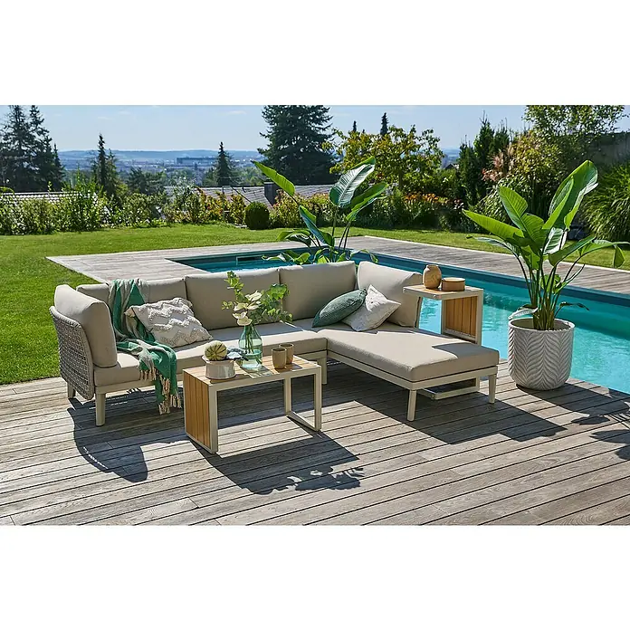 Sunfun Solo Conjunto de muebles chaise lounge + mesa auxiliar + respaldo - 4 pzs., Gris claro - Un moderno conjunto de salón de exterior gris con cojines claros y mesas auxiliares, mostrando una relajante zona al aire libre junto a una piscina.