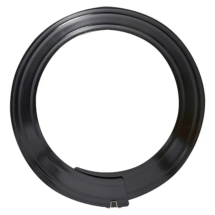 Firefix Ofenrohrrosette - Verstellbar: 140 mm - 165 mm, Pulverbeschichtet, Schwarz - Nahaufnahme eines schwarzen Herdabdeckrings mit glänzender Oberfläche und metallischer Klammer.