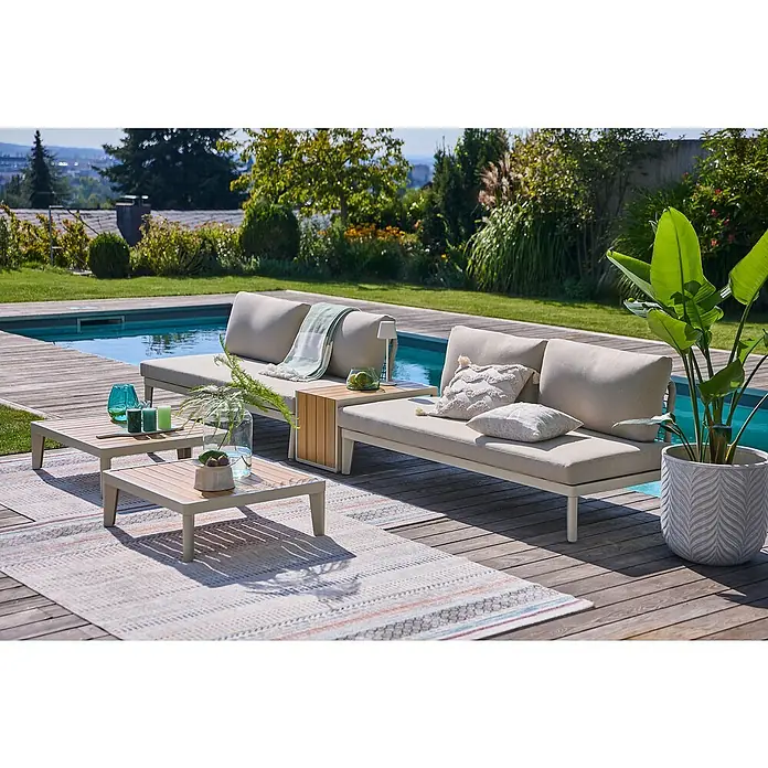 Sunfun Loungemöbel-Set Solo Rope III - 5 -tlg., Aluminium/Kunststoff/Olefin, Light-Greige - Eine Gartenlounge-Gruppe mit stilvollen Sofas, Tischen und einer Pflanze in einem Topf neben einem Pool auf einer Holzterrasse.