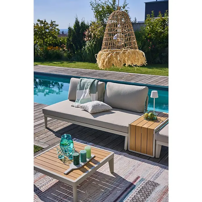 Sunfun Solo Mesa auxiliar de jardín - L x An x Al: 73 x 38,5 x 41 cm, Aluminio, Beige - Acogedora escena al aire libre con una elegante zona de descanso, una lámpara decorativa y una mesa de centro moderna junto a la piscina.