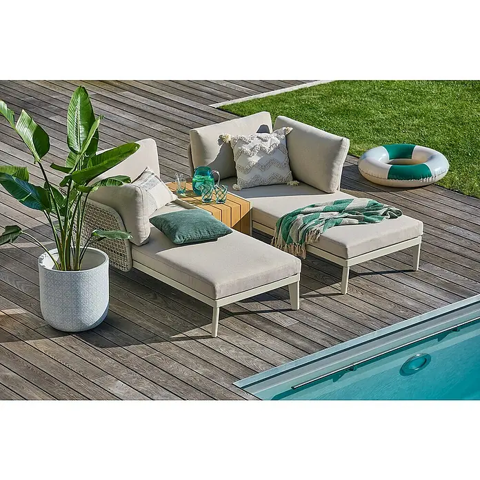 Sunfun Solo Conjunto de muebles chaise lounge + mesa auxiliar - 3 pzs., Gris claro - Escena exterior acogedora con muebles de salón modulares que combinan confort y estilo en una terraza de madera. Maceta decorativa que añade ambiente.