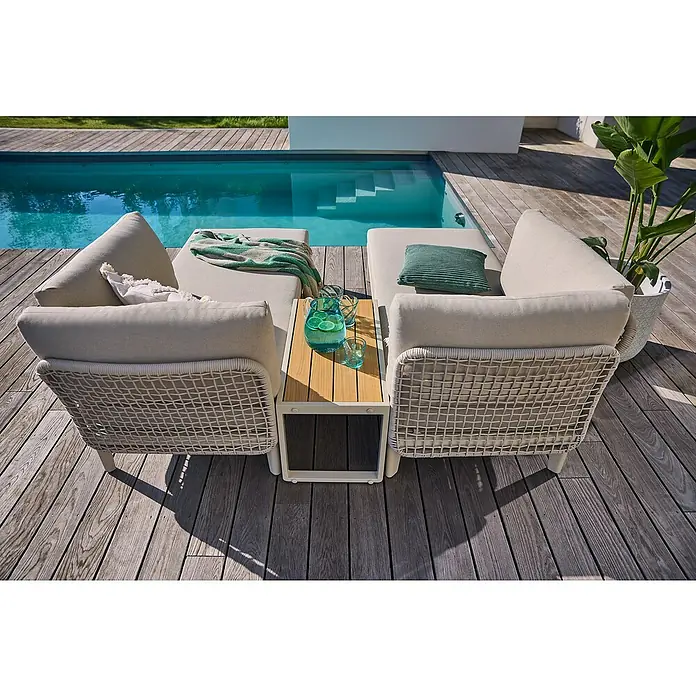 Sunfun Solo Conjunto de muebles chaise lounge + mesa auxiliar - 3 pzs., Gris claro - Dos tumbonas de exterior con una mesa auxiliar junto a la piscina. Disfrute de la comodidad y el lujo al aire libre con este conjunto.