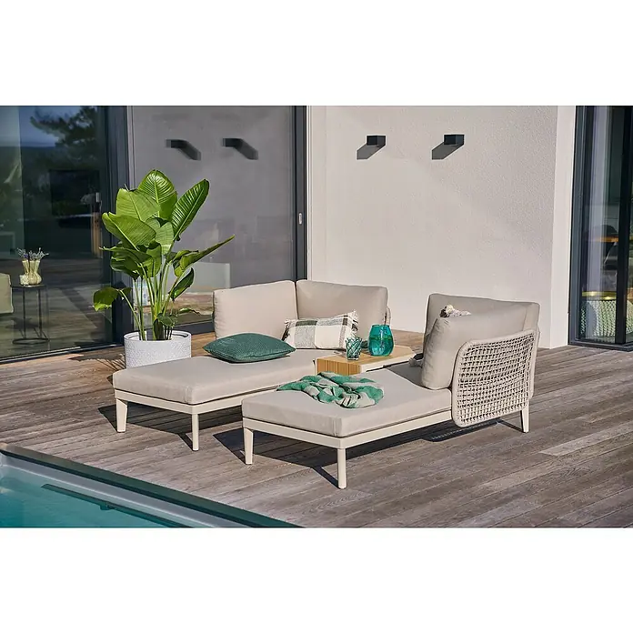 Sunfun Loungemöbel-Set Solo Rope XI - 3 -tlg., Aluminium/Kunststoff/Olefin, Light-Greige - Elegante Gartencouch mit hellen Polstern und Flechtwerk-Akzenten, perfekt für entspannte Stunden im Freien. Dekorative Elemente und Pflanzen ergänzen das Ambiente.