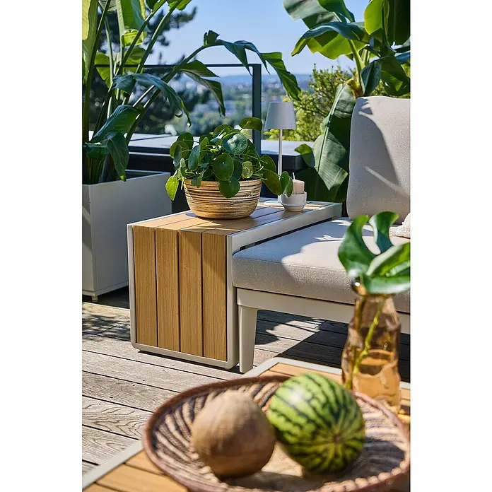 Sunfun Solo Mesa auxiliar de jardín - L x An x Al: 73 x 38,5 x 41 cm, Aluminio, Beige - Primer plano de una mesa de exterior con detalles de madera, complementada con plantas y decoración, creando un ambiente relajante.