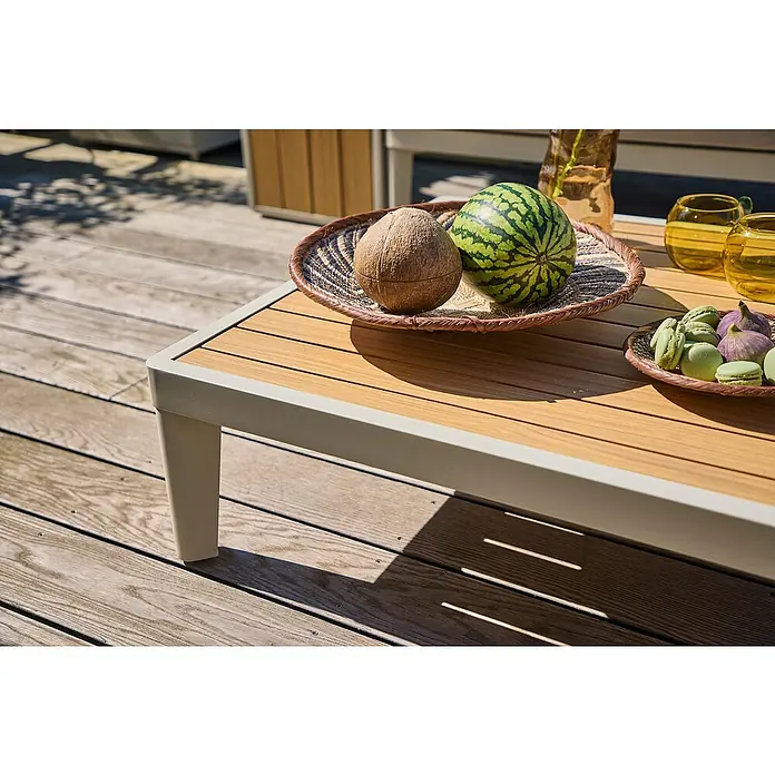 Sunfun Solo Garten-Couchtisch - L x B x H: 72 x 72 x 26 cm, Aluminium, Light-Greige - Nahaufnahme eines Outdoor-Tisches mit Kokosnuss, Mini-Wassermelone, Getränken und Makronen.