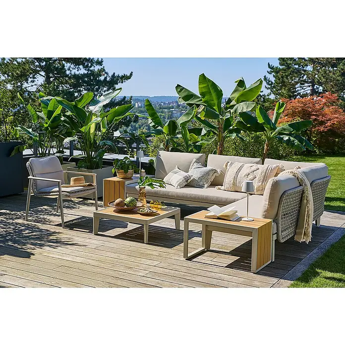 Sunfun Loungemöbel-Set Solo Rope X - 8 -tlg., Aluminium/Polyrattan/Olefin, Light-Greige - Eine stilvolle Gartensitzgruppe mit bequemen Polstermöbeln und dekorativen Pflanzen, die zum Entspannen im Freien einlädt.