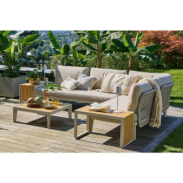 Sunfun Loungemöbel-Set Solo Rope VIII - 6 -tlg., Aluminium/Polyrattan/Olefin, Light-Greige - Elegante Gartenmöbel: Beiges Sofa mit Zierkissen und Couchtische mit Holzstruktur, umgeben von üppigen Pflanzen für eine stilvolle Outdoor-Oase.