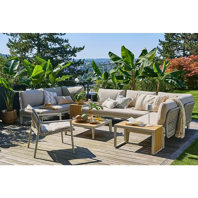 Sunfun Loungemöbel-Set Solo Rope X - 10 -tlg., Aluminium/Polyrattan/Olefin, Light-Greige - Outdoor-Lounge-Set mit bequemen Kissen und stilvollen Beistelltischen auf einer hölzernen Terrasse, umgeben von üppigem Grün.