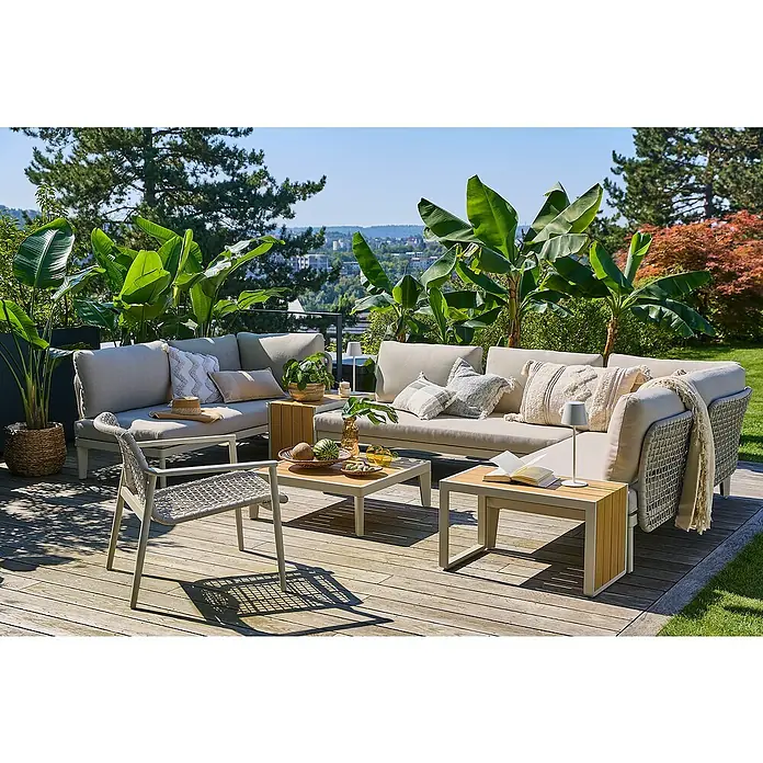 Sunfun Loungemöbel-Set Solo Rope IX - 9 -tlg., Aluminium/Polyrattan/Olefin, Light-Greige - Stilvolles Outdoor-Lounge-Set mit bequemen Polstern und modernen Beistelltischen, umgeben von üppiger Vegetation.