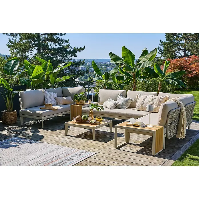 Sunfun Loungemöbel-Set Solo Rope VIII - 8 -tlg., Aluminium/Polyrattan/Olefin, Light-Greige - Einladende Gartensitzgruppe mit beigen Polstern und Holztischen auf einer Terrasse mit Pflanzen. Perfekt für entspannte Stunden im Freien.