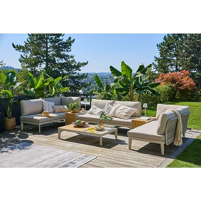 Sunfun Loungemöbel-Set Solo Rope - 8 -tlg., Aluminium/Polyrattan/Olefin, Light-Greige - Einladende Outdoor-Lounge-Gruppe mit bequemen Polstermöbeln, Couchtisch und dekorativen Elementen auf einer Holzterrasse, ideal für entspannte Stunden im Freien.