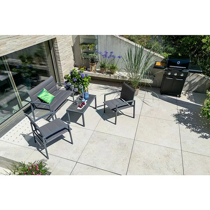 Loungemöbel-Set - 4 -tlg., Metall/Textil, Schwarz/Grau - Terrassenmöbel-Set mit grauer Couch, Stühlen und einem Grill. Perfekt für entspannte Stunden im Freien.