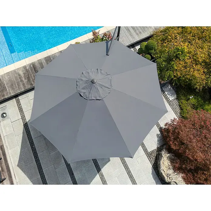Sunfun Ampelschirm rund Capri - Anthrazit, Durchmesser Bespannung: 400 cm - Draufsicht auf einen grauen Gartenschirm, der Schatten auf eine Terrasse mit Pool wirft. Der Schirm bietet Schutz vor Sonne.