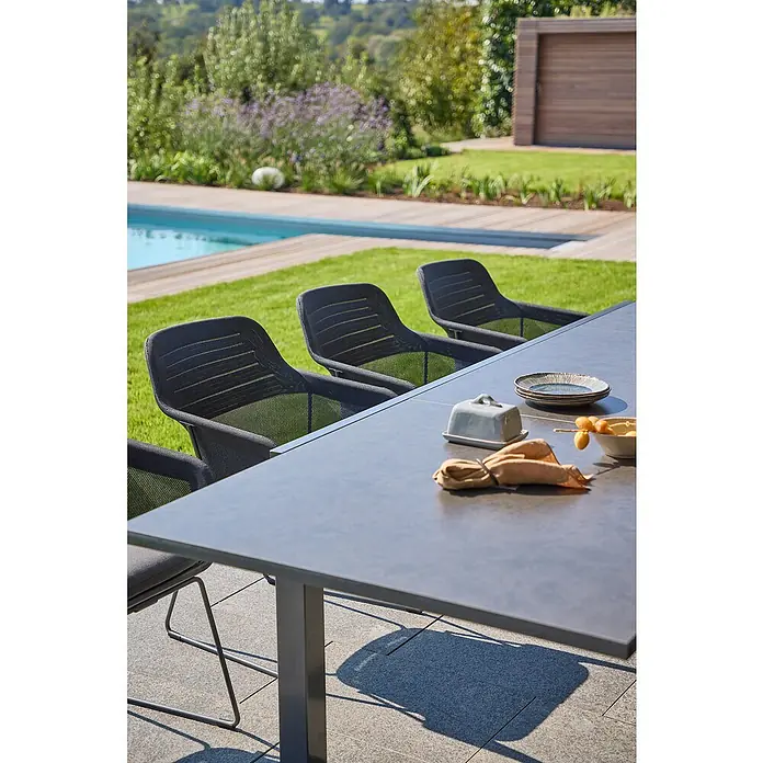 Sunfun Gartenmöbel-Set Maja - 9 -tlg., Night-Grey, Ausziehbar, Tisch (L x B x H): 200-300 x 100 x 74 cm, Stuhl (B x T x H): 57 x 65 x 83 cm - Elegantes Outdoor-Esstisch-Set mit anthrazitfarbenen Stühlen, Geschirr und schönem Gartenambiente für Mahlzeiten im Freien.