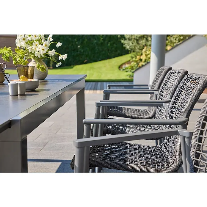 Sunfun Gartenmöbel-Set Maja/Solo - 7 -tlg., Night-Grey, Ausziehbar - Elegante graue Gartenmöbel mit einem Tisch und passenden Stühlen. Das Set ist ideal für entspannte Stunden im Freien und wirkt sehr stilvoll.