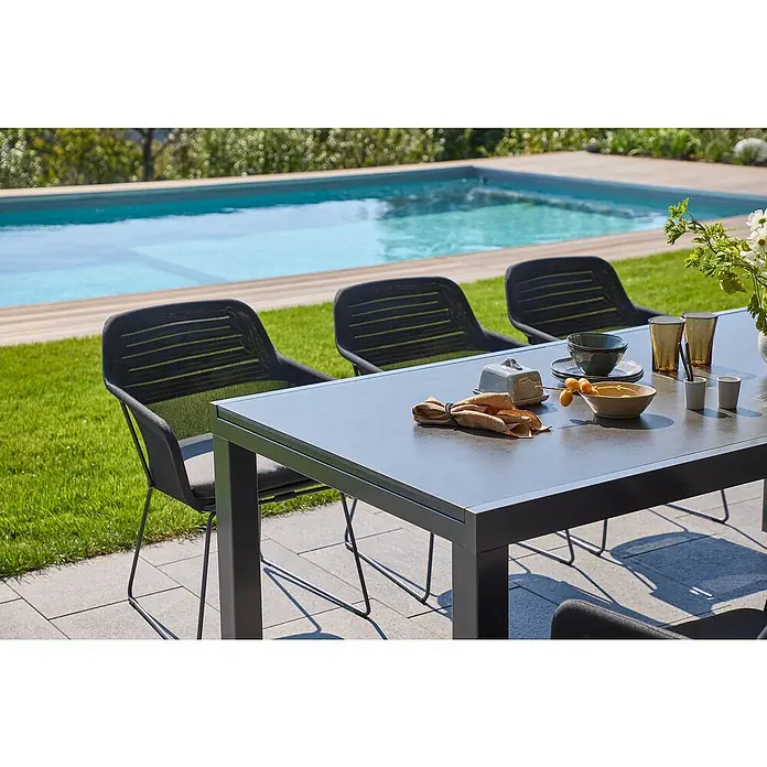 Sunfun Gartenmöbel-Set Maja - 7 -tlg., Night-Grey, Ausziehbar - Eleganter Esstisch mit anthrazitfarbener Tischplatte und passenden Stühlen im Freien. Perfekt für Mahlzeiten im Garten mit Stil und Komfort.