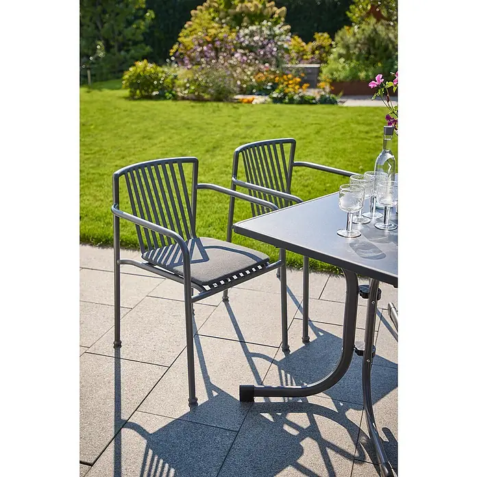 Sunfun Sarah Stapelsessel - Stapelbar, Night-Grey, B x T x H: 59 x 80 x 57 cm - Gartensitzgruppe mit Metallstühlen und Tisch auf einer gepflasterten Terrasse, ideal für entspannte Stunden im Freien mit stilvollem Design.