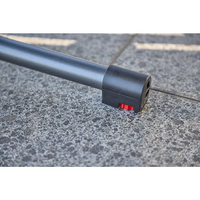 MFG Balkontisch rund Boulevard - Ø x H: 70 x 110 cm, Stahl, Mecalit, Klappbar, Anthrazit - Nahaufnahme eines Staubsaugerrohrs mit rotem Knopf und schwarzem Aufsatz auf grauem Boden.