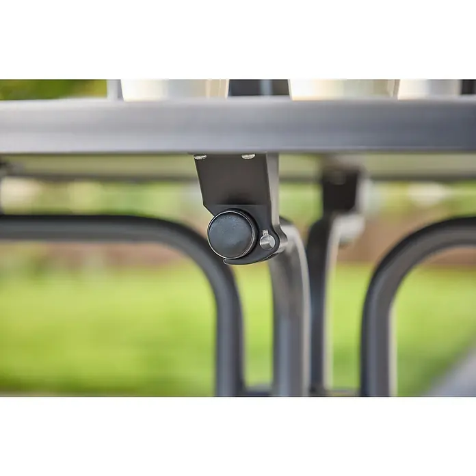 MFG Balkontisch rund Boulevard - Ø x H: 70 x 110 cm, Stahl, Mecalit, Klappbar, Anthrazit - Nahaufnahme eines schwarzen Rades mit Knopfmechanismus an einem Gartentisch, der Funktionalität und Design vereint.