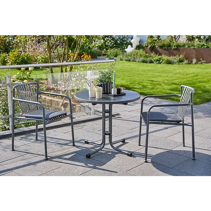 Sunfun Gartenmöbel-Set Boulevard/Sarah - 3 -tlg., Night-Grey - Gartenset mit grauem Tisch und zwei Stühlen mit grauen Polstern auf einer Terrasse. Das Set wirkt modern und einladend.