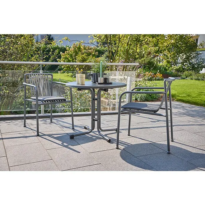 Sunfun Gartenmöbel-Set Boulevard/Sarah - 3 -tlg., Night-Grey - Graue Gartenmöbel auf einer Terrasse. Ein Tisch und zwei Stühle aus Metall mit bequemen Sitzkissen für entspannte Stunden im Freien.
