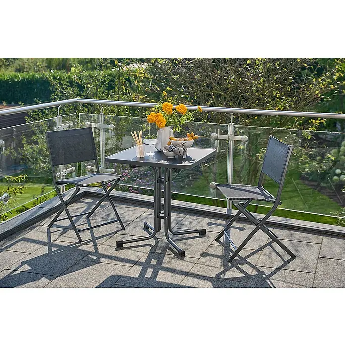 Sunfun Gartenmöbel-Set Boulevard/Maja - 3 -tlg., Anthrazit - Ein graues Gartenset mit Tisch und zwei Stühlen auf einer Terrasse, dekoriert mit Blumen und Snacks.