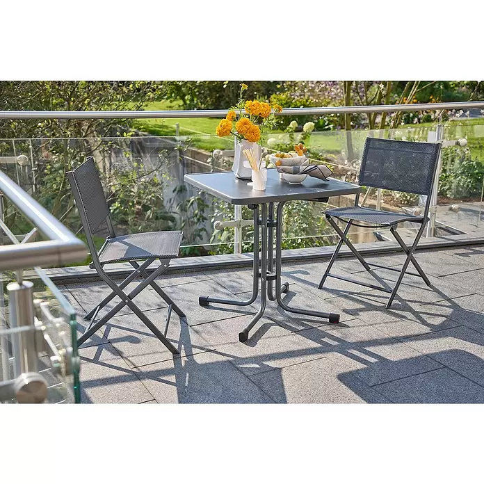 MFG Mesa de jardín Boulevard - L x An: 70 x 70 cm, Acero, Antracita, Abatible - Conjunto de bistró metálico gris oscuro con mesa cuadrada y dos sillas plegables en un balcón.