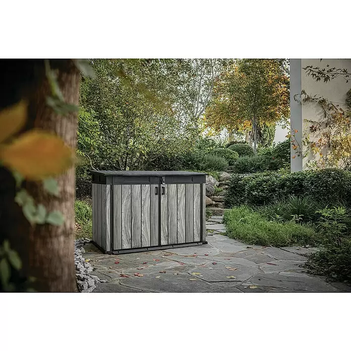 Keter Garten-Aufbewahrungsbox Signature Storm Grey Grande-Store - Außenmaß inkl. Dachüberstand (B x T): 190 x 109 cm, Kunststoff, Stormgrey - Graue Holzoptik-Gartenbox mit schwarzem Rand auf einer Steinterrasse im Garten.