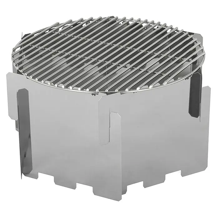 Petromax Grillaufsatz Atago - Passend für: Petromax Grillserie Atago, Edelstahl - Bild eines kompakten, silbernen Grillgeräts mit Grillrost. Ideal für Camping und Outdoor-Abenteuer.