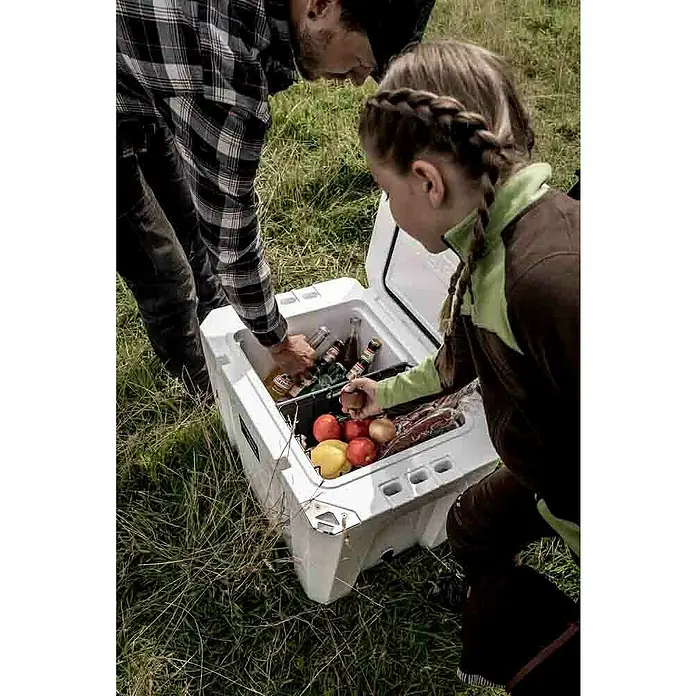 Petromax Schneidebrett - Passend für: Petromax Kühlbox 50l, Kunststoff - Ein weißer Kühlbehälter im Freien, mit Getränken und Lebensmitteln gefüllt, umgeben von zwei Personen. Ideal für Outdoor-Abenteuer.