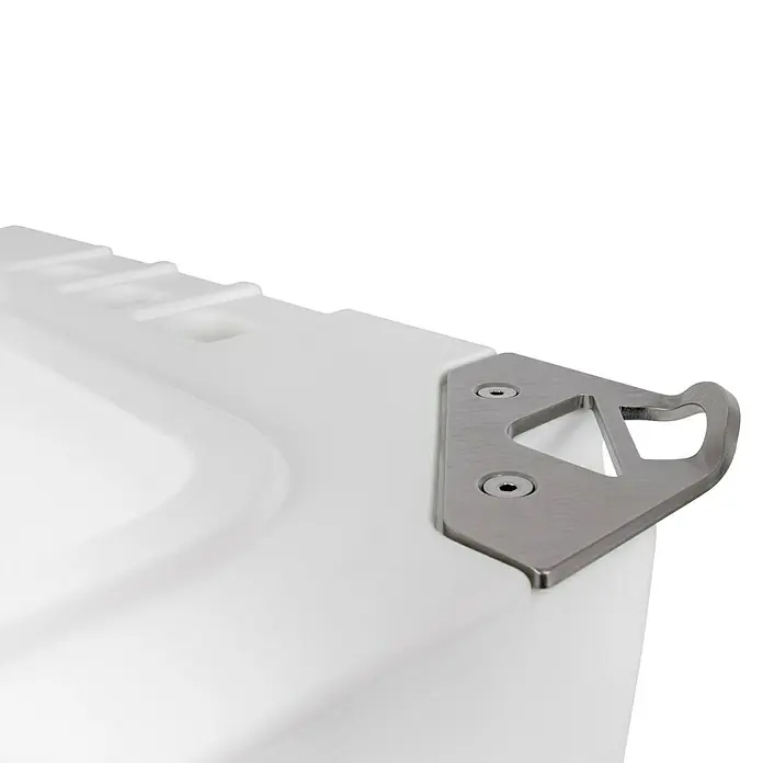 Petromax Schlossplatte - Passend für: Petromax Kühlboxen - Detailaufnahme einer weißen Box mit einem Metallwinkelbeschlag. Der Fokus liegt auf der robusten Konstruktion und dem Zubehör.