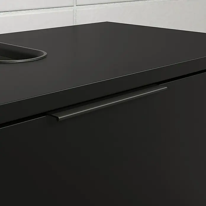 Riva Waschtischunterschrank Space - B x T x H: 65 x 32 x 57 cm, Schwarz, Matt - Nahaufnahme eines stilvollen, schwarzen Waschtischunterschranks mit einem eleganten, länglichen Griff. Das moderne Design fügt sich nahtlos ins Badezimmer ein.