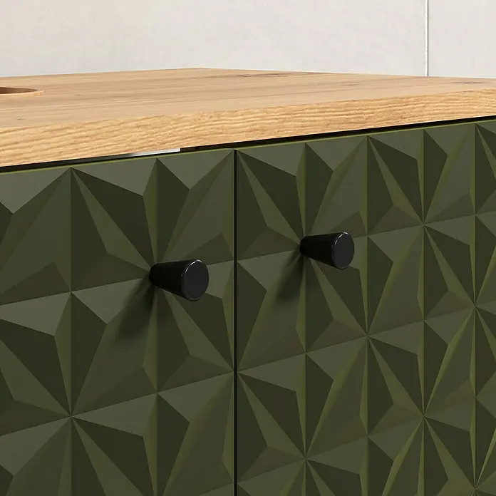 Riva Waschtischunterschrank Flower - B x T x H: 70 x 34 x 59 cm, Dark Green/Artisan Eiche, Matt - Detailaufnahme eines grünen Waschtischunterschranks mit geometrischem Muster und schwarzen Griffen unter einer hellen Holzplatte.