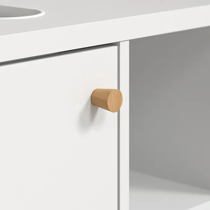 Riva Waschtischunterschrank Click - Werkzeuglos montierbar - B x T x H: 60 x 30 x 65 cm, Weiß, Matt - Nahaufnahme eines weißen Waschtischunterschranks mit einer Schublade und einem runden Holzknopf als Griff, der ein elegantes Designmerkmal darstellt.